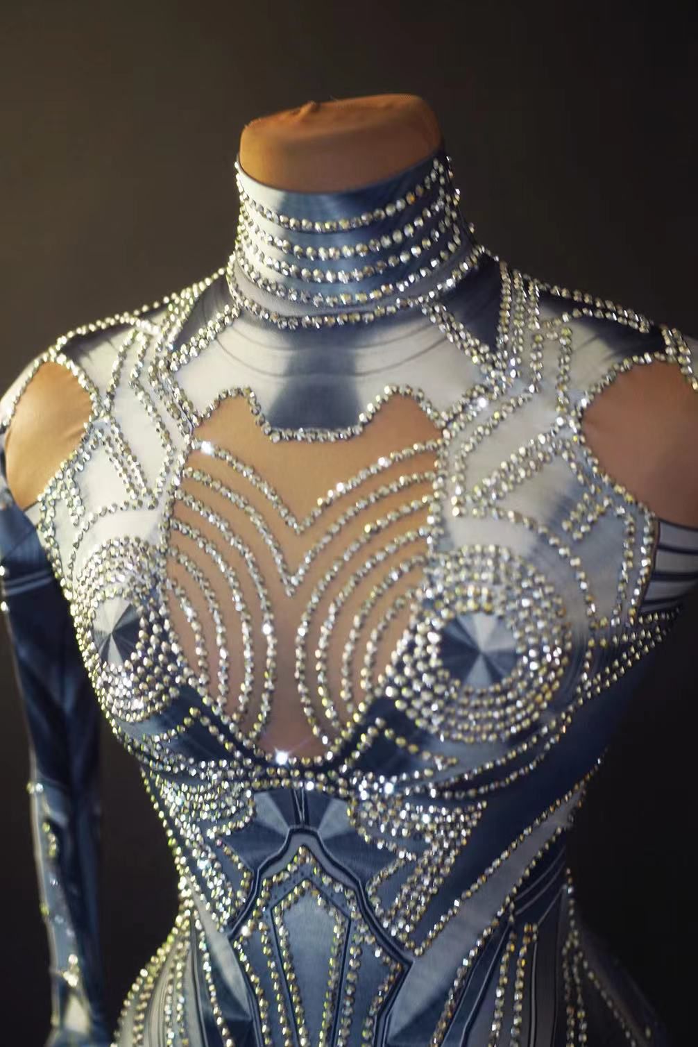 Combinaison de danse à strass avec sens technologique